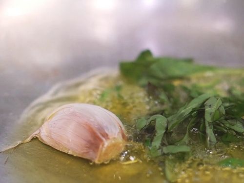 La cura dei dettagli fa sempre la differenza, specialmente quando si cucina! Segui i procedimenti per realizzare un piatto indimenticabile! Aglio e salicornia soffriggono in padella