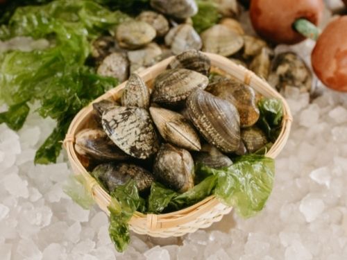 Segui le nostre indicazioni per riconoscere e acquistare vongole sicure e sempre tracciate! Vongole in cesto con insalata