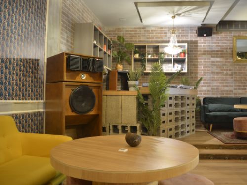 Audioteca è il primo audiophile bar in Italia: scoprilo ora! Interni audioteca